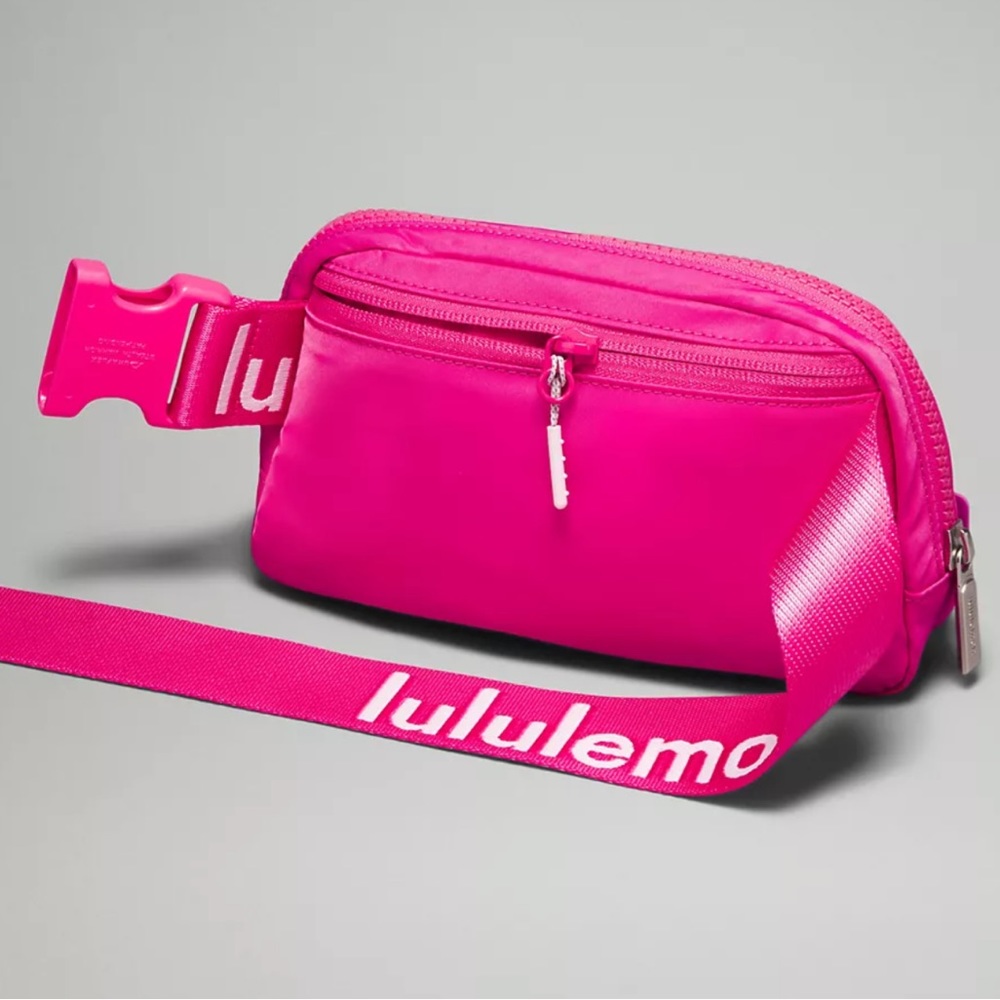 Lululemon Everywhere Belt Bag 1L NWT Sonic Pink & White - Picture 4 of 6
